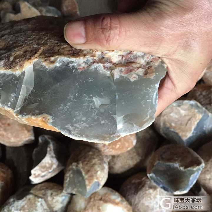 巴西冰飘跟蓝玉髓_原石玉髓