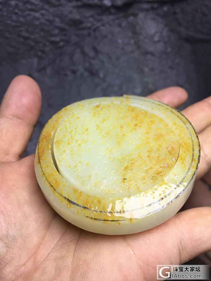 一年了总算切到一块一级白满皮手镯，籽料赌手镯实在太难了_手镯和田玉