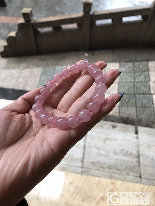 新人求助这款是马粉吗？值多少_珠串粉晶