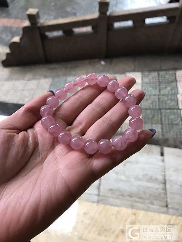 新人求助这款是马粉吗？值多少_珠串粉晶
