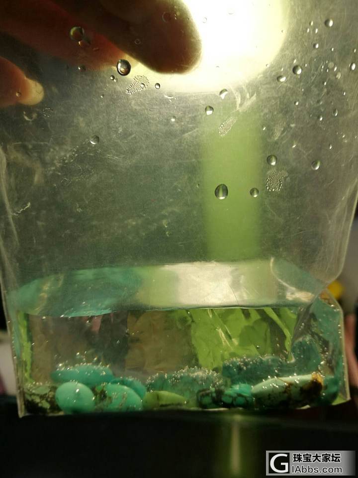 不同磁度绿松的泡水试验_松石