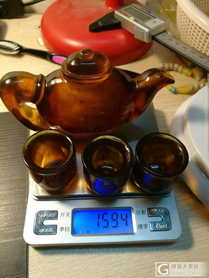 琥珀密腊，看看我们师傅的刀工，把材料运用得淋漓尽致。茶壶雕刻件，非卖品_琥珀