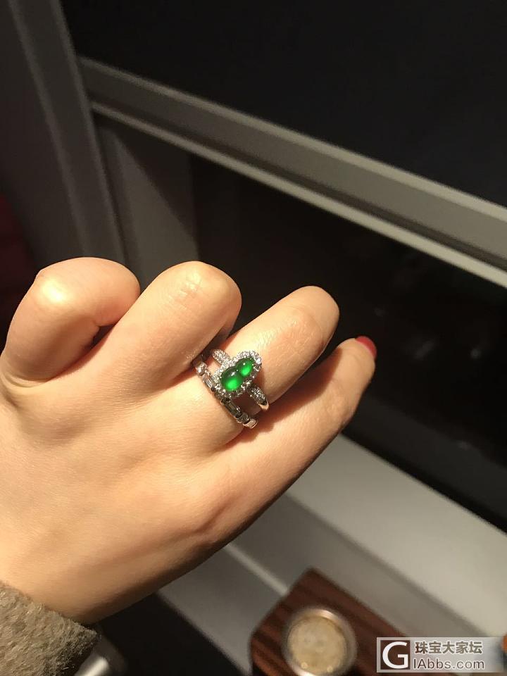 做了两枚祖母绿切割的小排戒_戒指钻石
