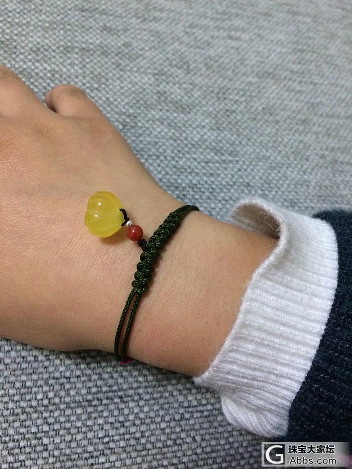出个蜜蜡鸡油黄莲蓬diy成了一个手绳，很合适夏天哦！_蜜蜡