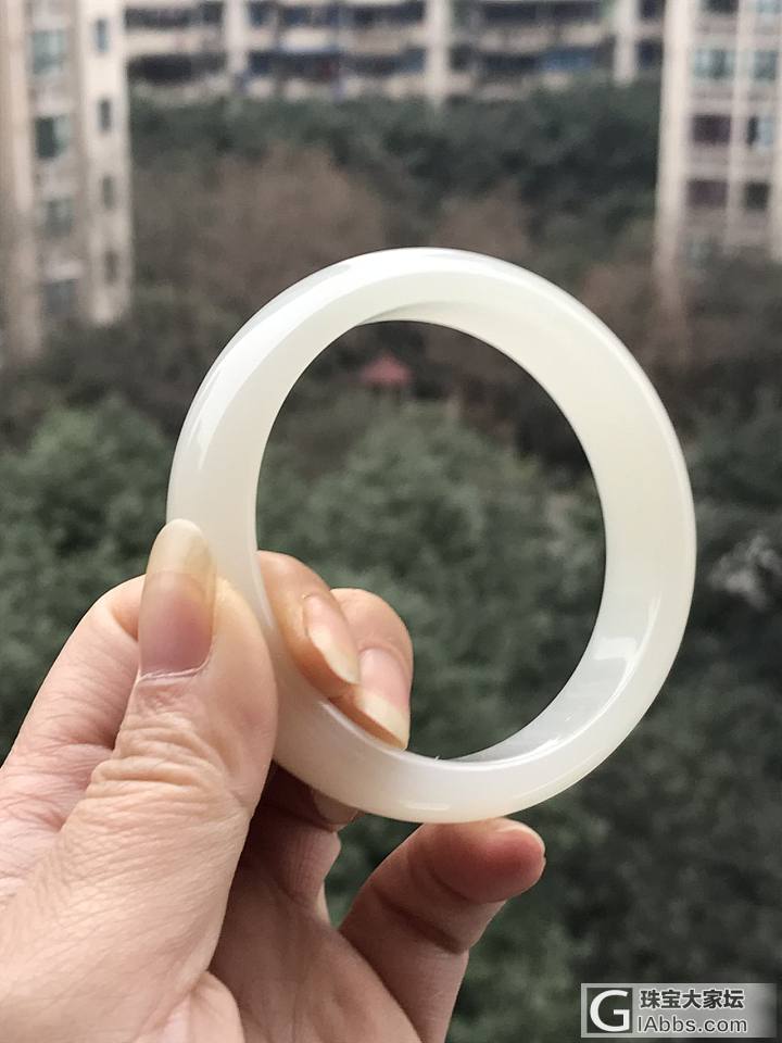 路过的大神请留步，帮我看看这镯子是什么？_青白玉