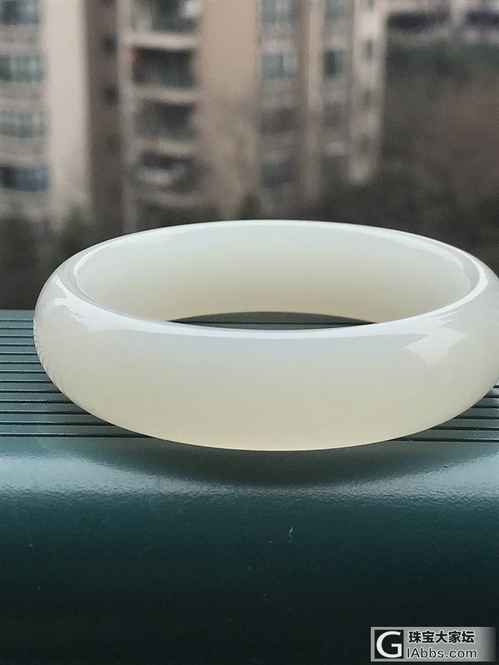 路过的大神请留步，帮我看看这镯子是什么？_青白玉