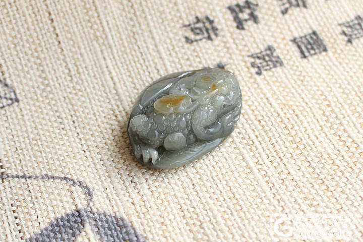【荣毅】2月15日上新：两件青花独籽三脚蟾挂件，捡漏价！_青花玉挂件