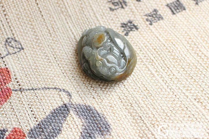 【荣毅】2月15日上新：两件青花独籽三脚蟾挂件，捡漏价！_青花玉挂件
