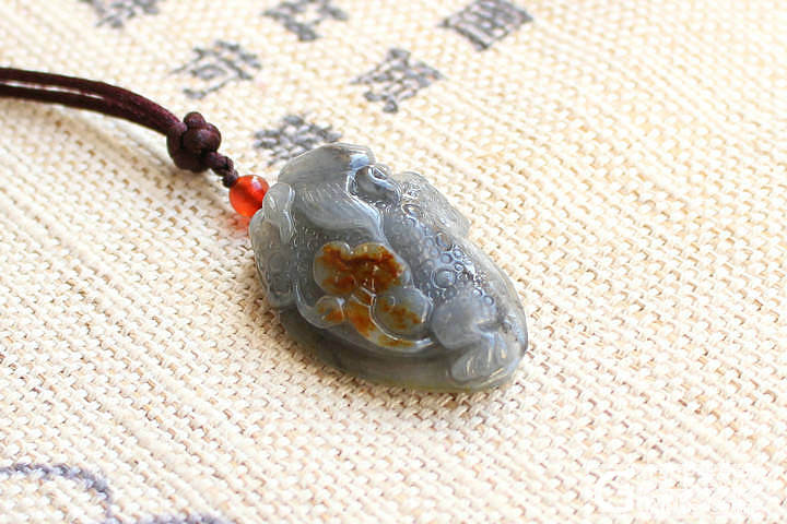 【荣毅】2月15日上新：两件青花独籽三脚蟾挂件，捡漏价！_青花玉挂件
