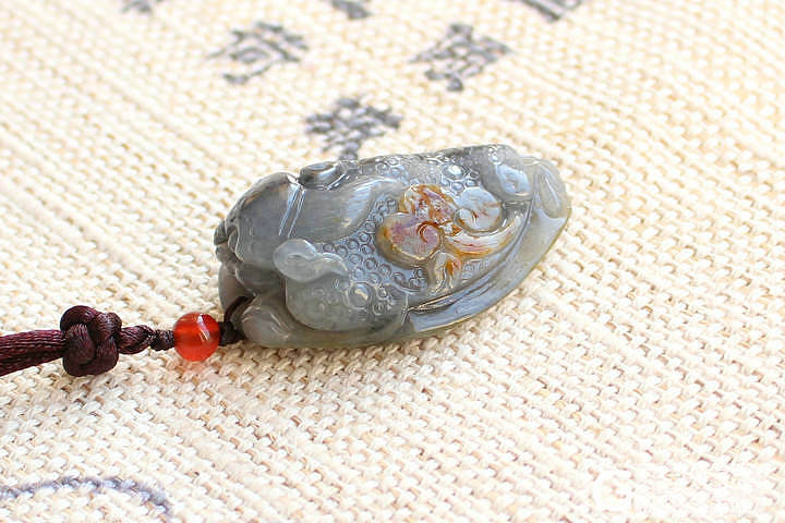 【荣毅】2月15日上新：两件青花独籽三脚蟾挂件，捡漏价！_青花玉挂件