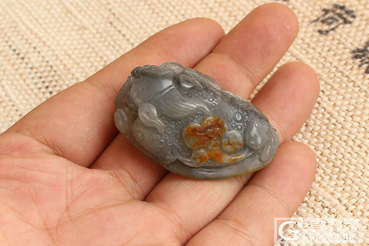 【荣毅】2月15日上新：两件青花独籽三脚蟾挂件，捡漏价！_青花玉挂件