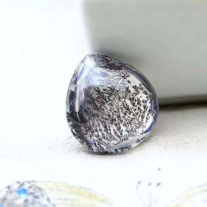 晒晒天然水晶与小树共生矿_幽灵晶