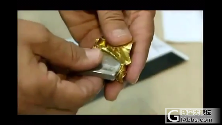 视频，纽约发现里面是钨块的10盎司”金条“。外面包了一层黄金_金