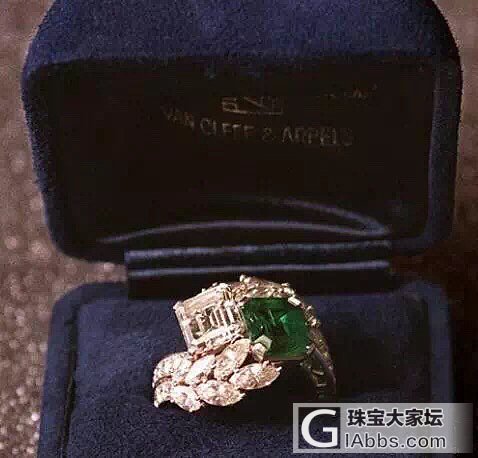 经典.永恒.  杰奎琳·肯尼迪的祖母绿订婚戒指💍_祖母绿戒指