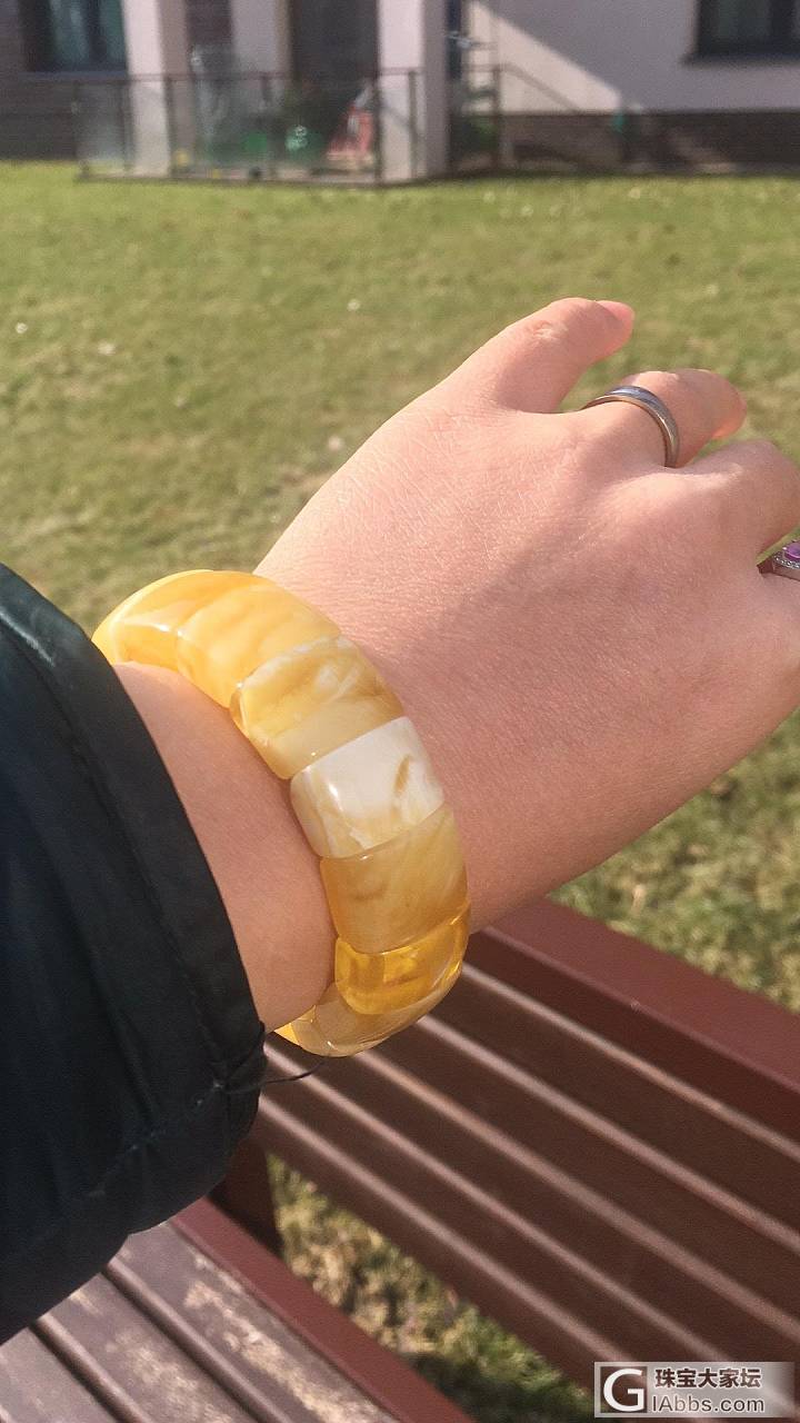 秀自留的一个厚实的俄料蜜蜡手镯_手排蜜蜡