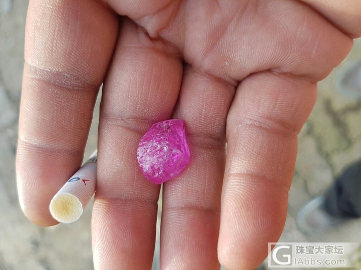 大家来看看 大概估个价 粉色蓝宝石原石15克拉_蓝宝石原石