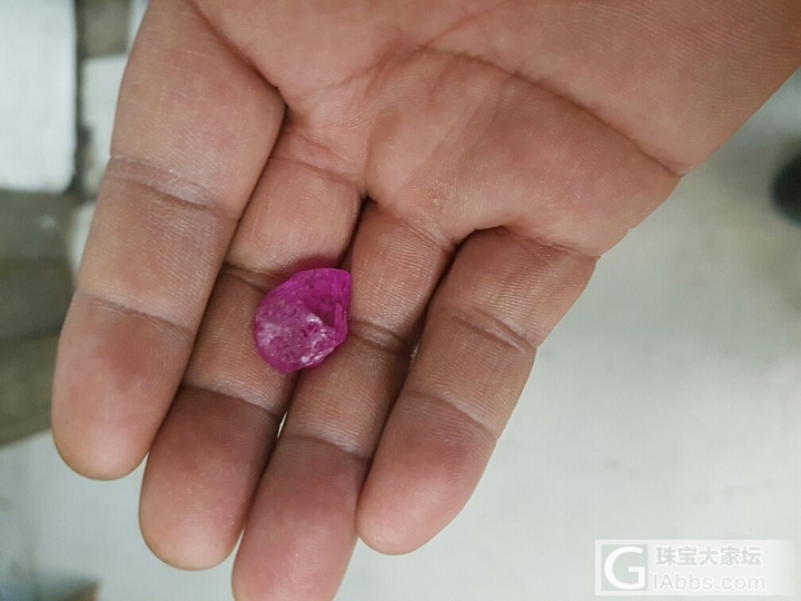 大家来看看 大概估个价 粉色蓝宝石原石15克拉_蓝宝石原石