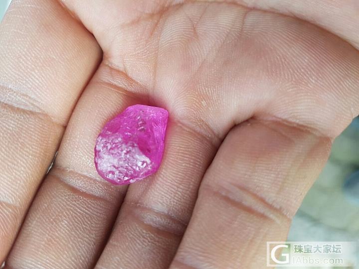 大家来看看 大概估个价 粉色蓝宝石原石15克拉_蓝宝石原石