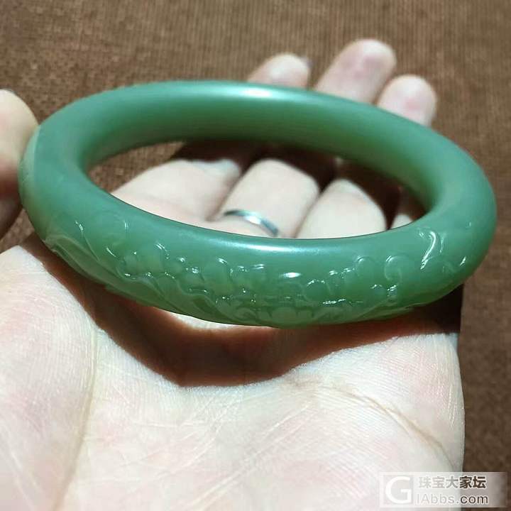 粉青牡丹圆条手镯55.5mm_碧玉