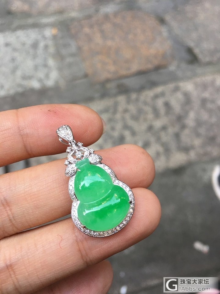 镶吊坠还是手链好呢？_蛋面翡翠