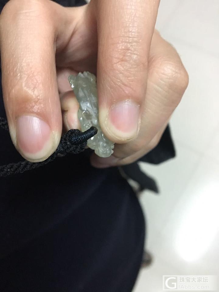 谁知道这个翡翠挂坠头上的环扣怎么编的？_挂件编绳