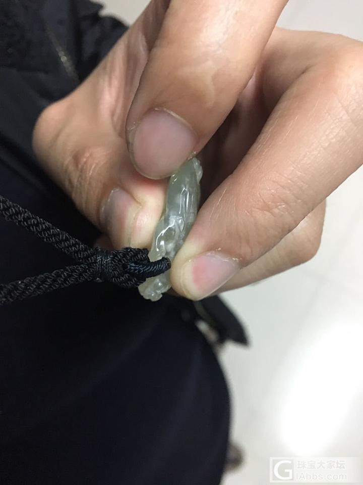 谁知道这个翡翠挂坠头上的环扣怎么编的？_挂件编绳