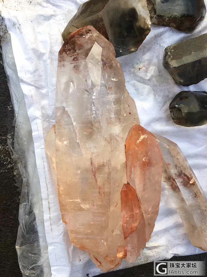 每次我一看到这类的原石我就走不动路，特别的喜欢这类的原石，原生态的原因吧_水晶原石