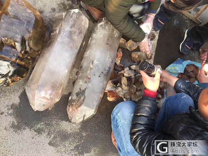 每次我一看到这类的原石我就走不动路，特别的喜欢这类的原石，原生态的原因吧_水晶原石