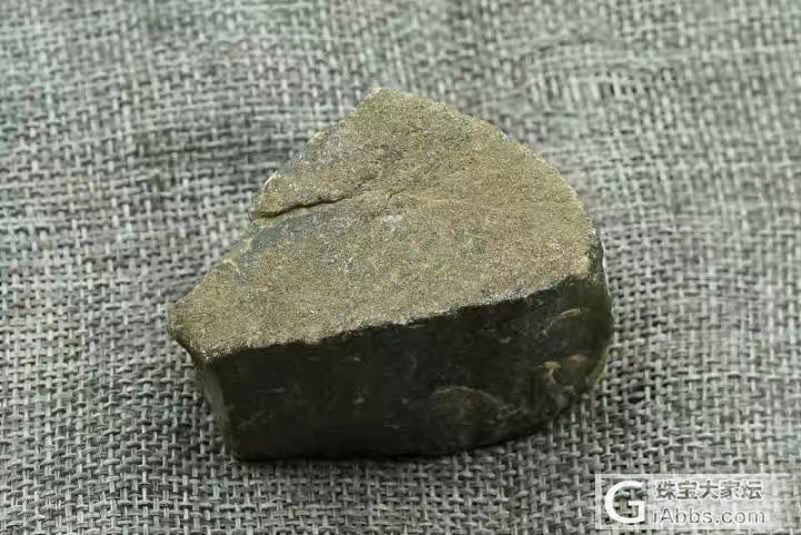 莫弯基断口小料，重129克，长宽高5.5*3.7*3.6cm，种非常老，压灯水长..._赌石