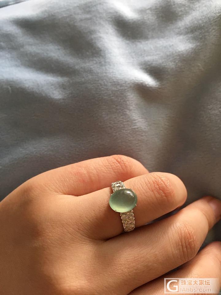 新镶的一枚戒指，总觉得怪怪的，请大家提供一下意见。_戒指翡翠