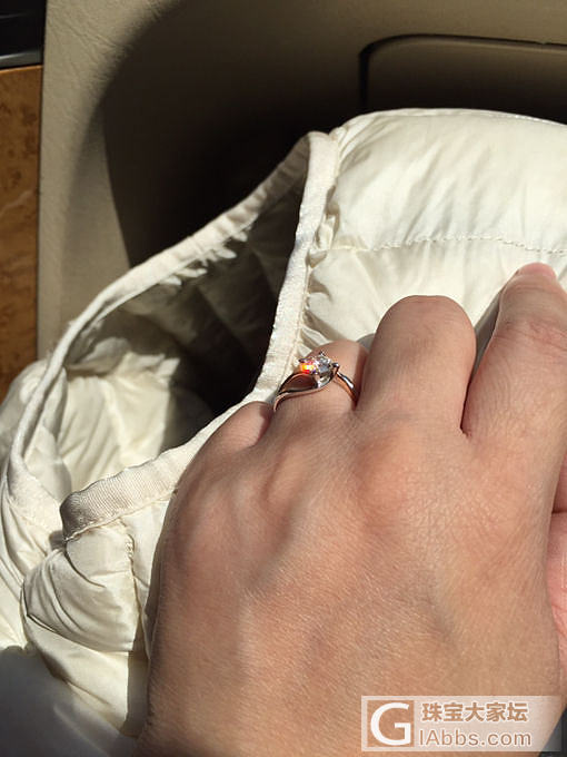 好吧，最近流行晒火彩，我也晒一晒我维二的两枚戒指。。。_戒指钻石