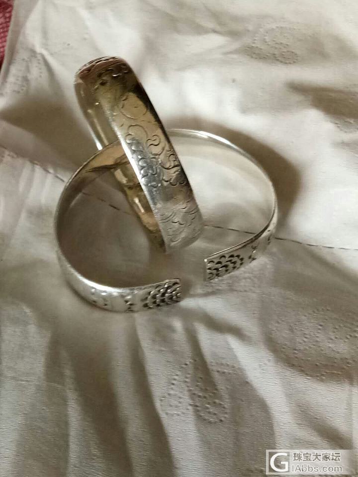 帮忙鉴定一下这对老银镯，看看是哪个年代的，价值多少？？_老银