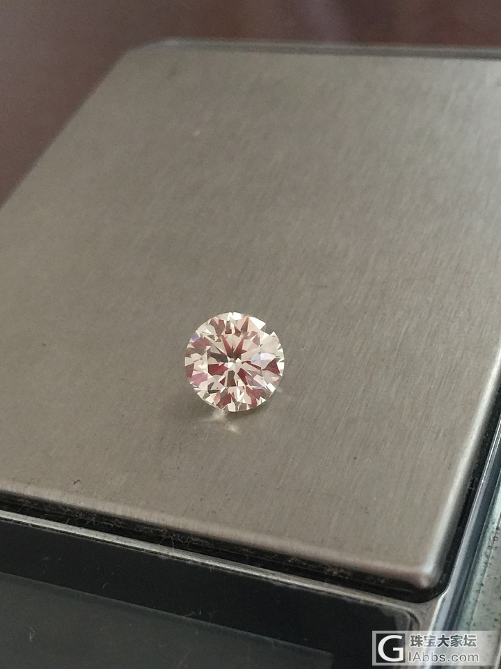 闺蜜家抵债来的2克拉钻石，这得是个什么色啊，有镶嵌价值不？_钻石
