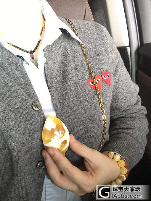 诸位看看，这个金绞白蜜蜡大吊坠会不会太壕了_吊坠蜜蜡