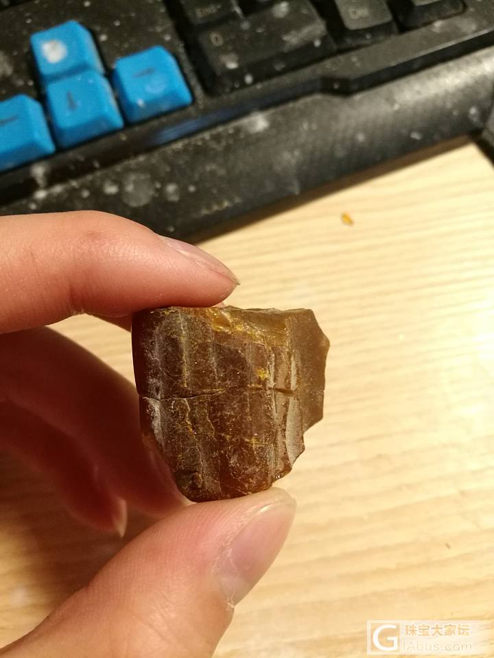 好多蜜蜡，有没有喜欢虫珀的。_戒面虫珀