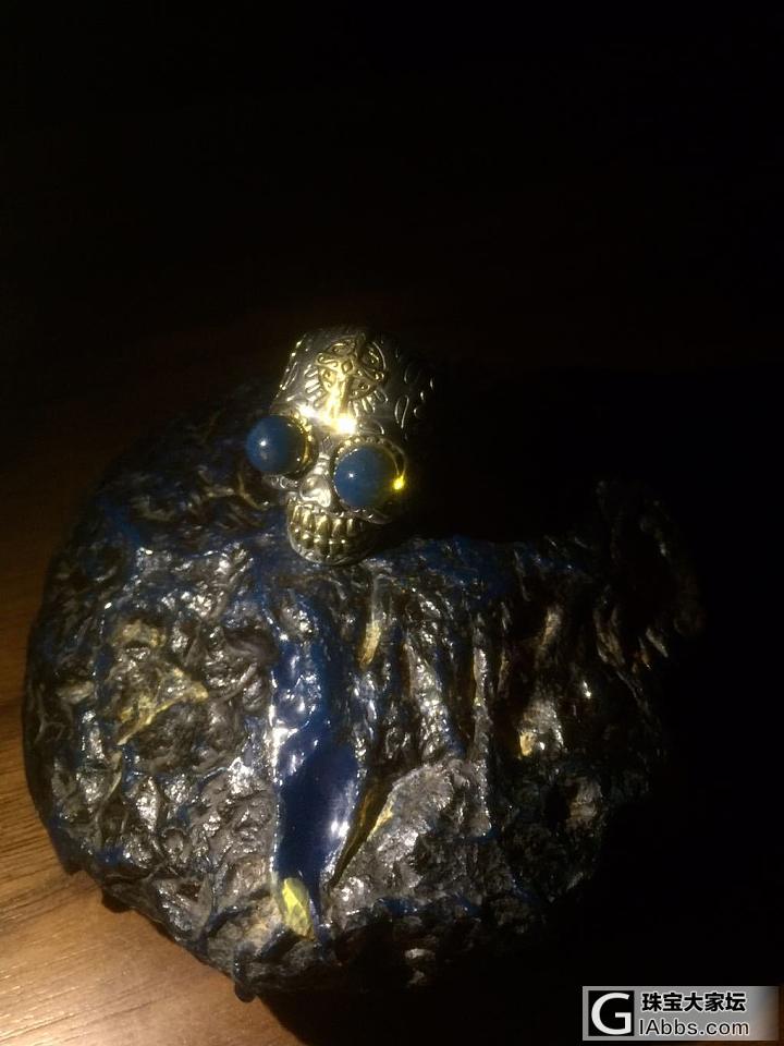 骷髅戒指在蓝珀原石上_戒指原石蓝珀