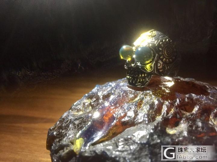 骷髅戒指在蓝珀原石上_戒指原石蓝珀