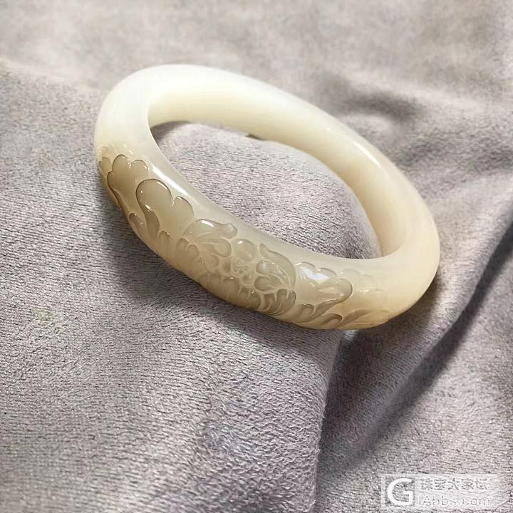 藕粉雕花镯_手镯和田玉