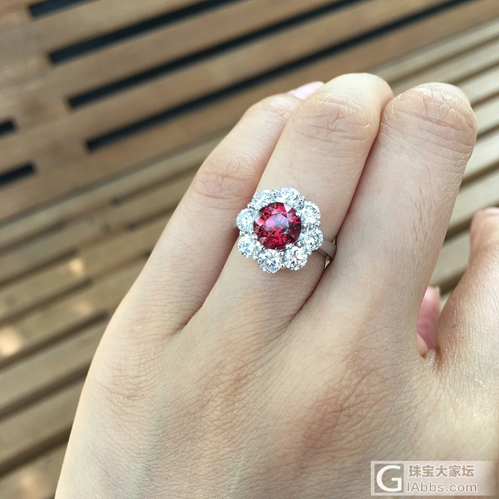 莫桑红宝的美_红宝石耳钉戒指