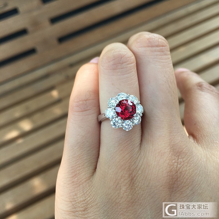 莫桑红宝的美_红宝石耳钉戒指