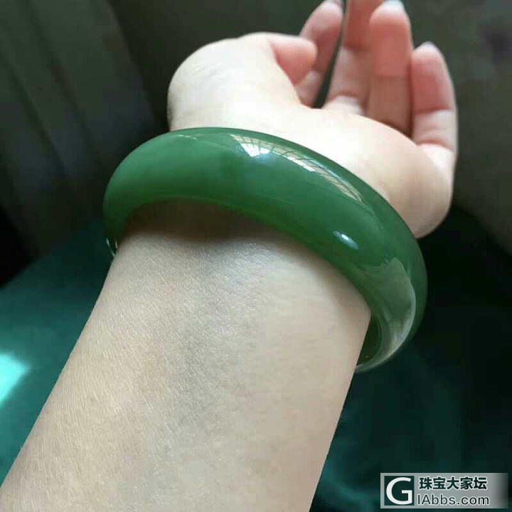 新入碧玉镯子一枚，猫眼效果好赞_手镯碧玉