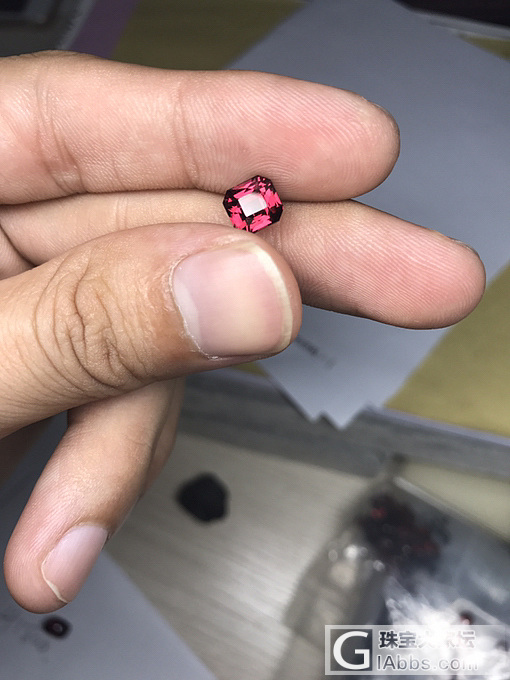 镁铝石榴同一批原石但是切割出来怎么都会有三个颜色！_刻面宝石石榴石