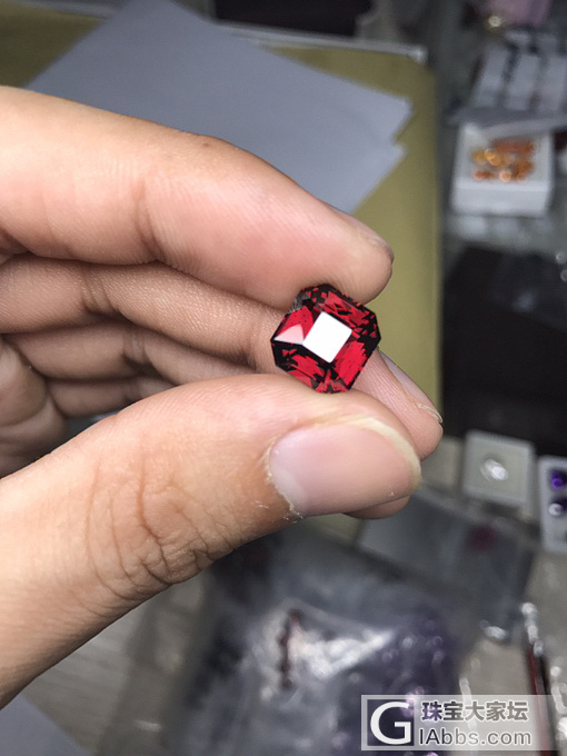 镁铝石榴同一批原石但是切割出来怎么都会有三个颜色！_刻面宝石石榴石