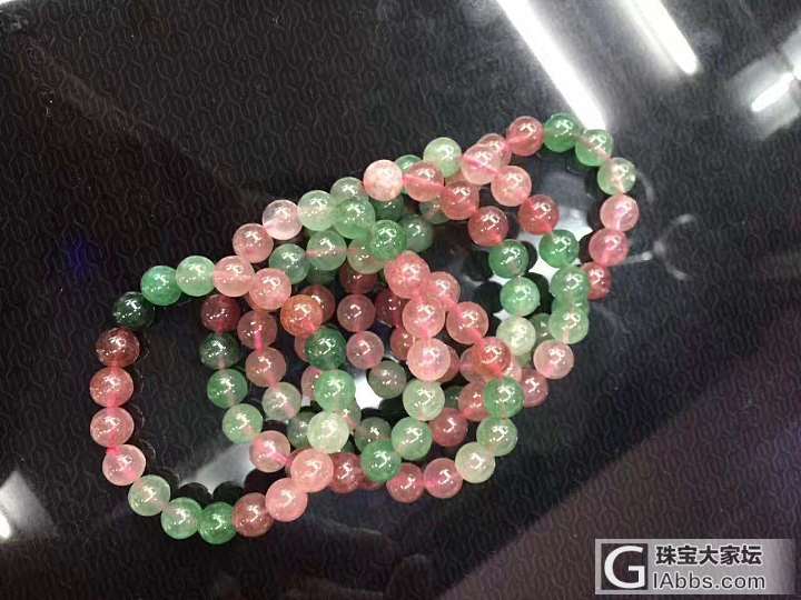 下班前来一手美美的，出6条10mm的红绿草莓晶，晶体通透如图，照片随意拍的，6条..._珠串草莓晶