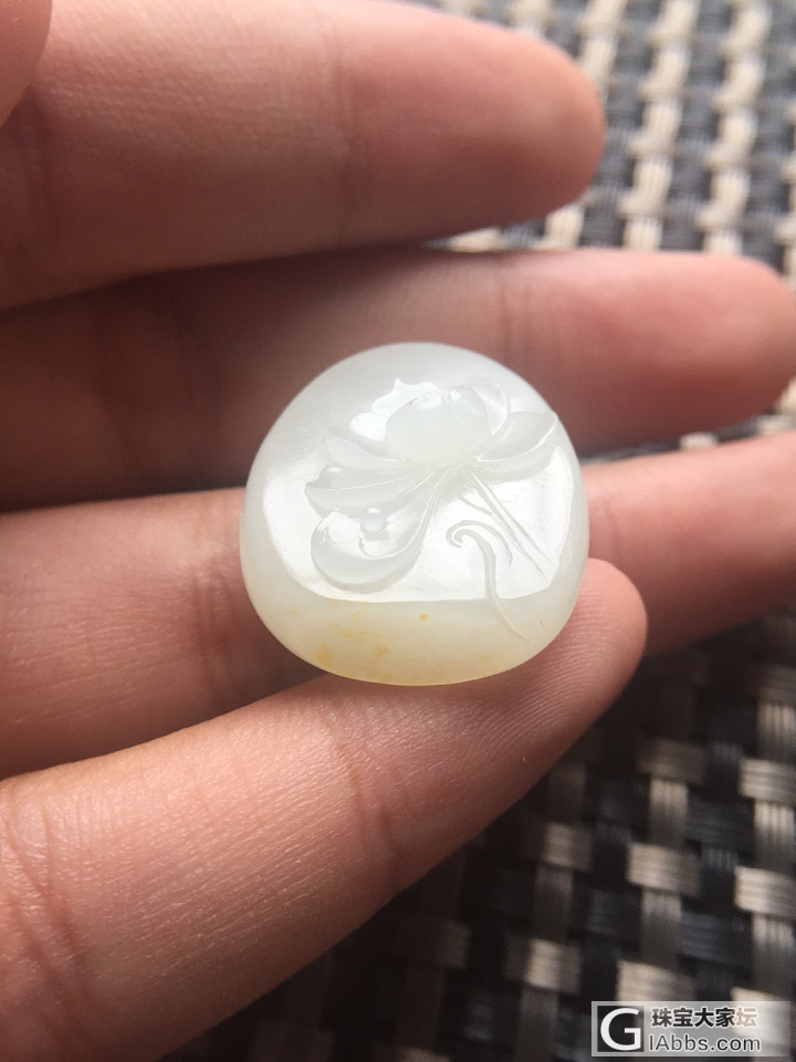 新人报道，和田玉籽料荷花挂件，随评_挂件白玉