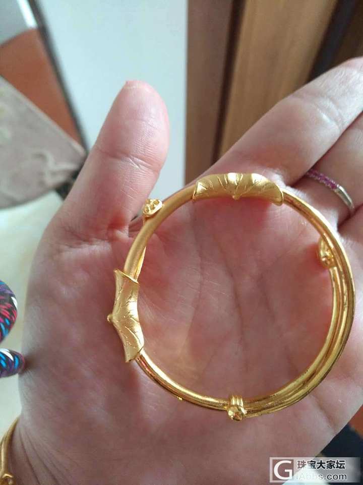 明牌荷花手镯，周大福葡萄锁，金潘，周生生金粒晒一晒太阳_挂件手镯传统品牌金