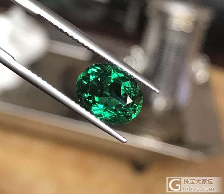 绿色的焦点引领绿色Emerald_刻面宝石祖母绿