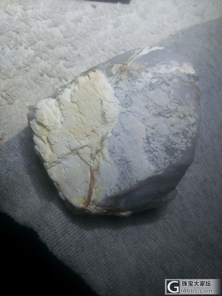 哇塞，我发现一陀翡翠原石壳薄有许多地方脱落了，会是冰种吗😊_原石