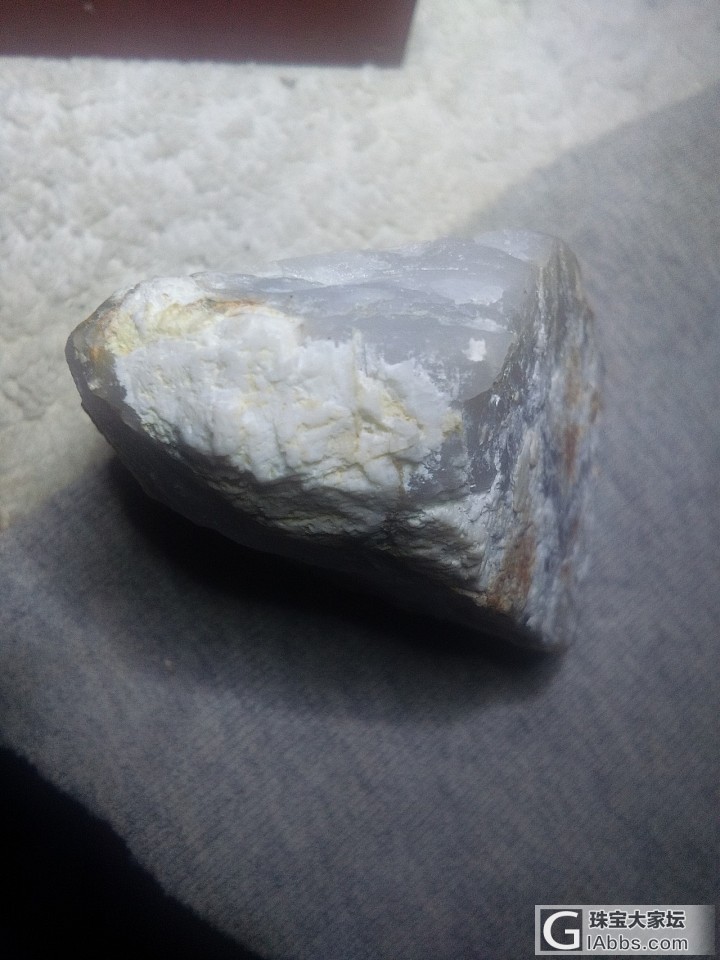 哇塞，我发现一陀翡翠原石壳薄有许多地方脱落了，会是冰种吗😊_原石