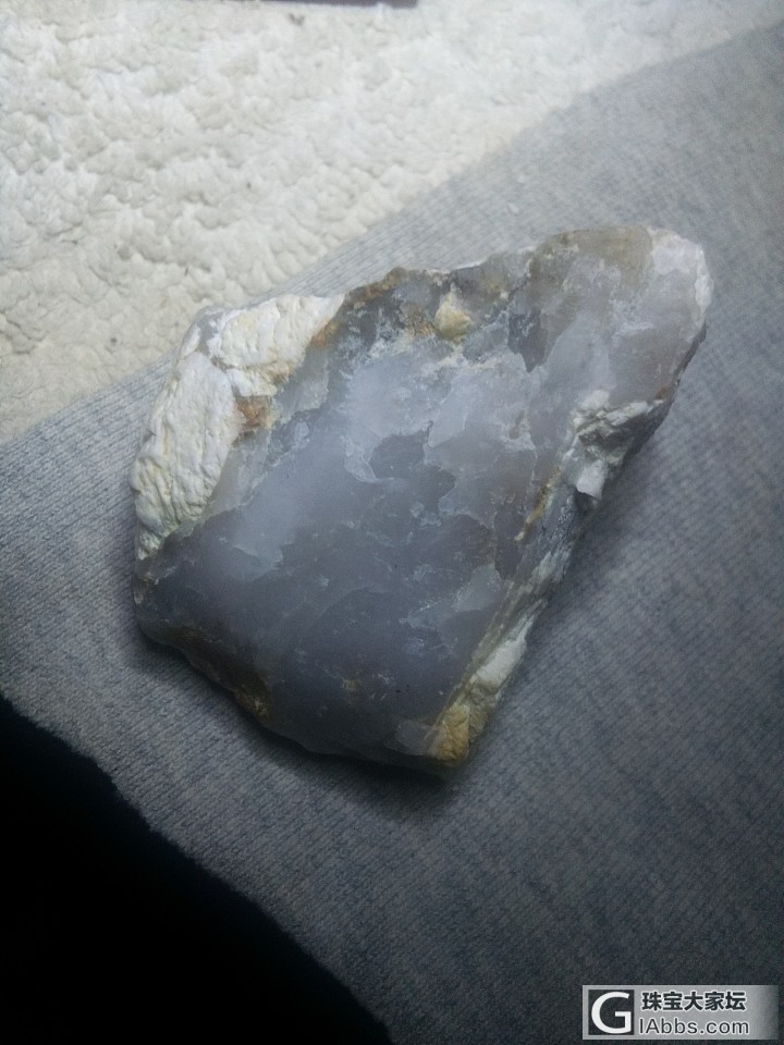 哇塞，我发现一陀翡翠原石壳薄有许多地方脱落了，会是冰种吗😊_原石
